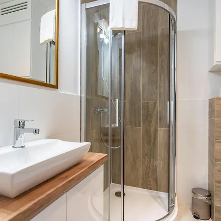 Szurmana Modern By Bookinghost * קטוביץ