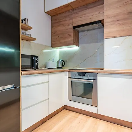 Szurmana Modern By Bookinghost