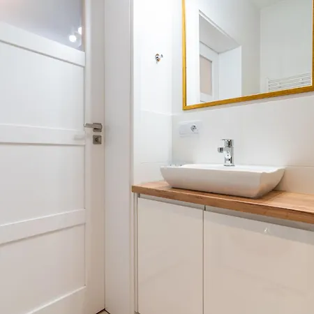 Szurmana Modern By Bookinghost *