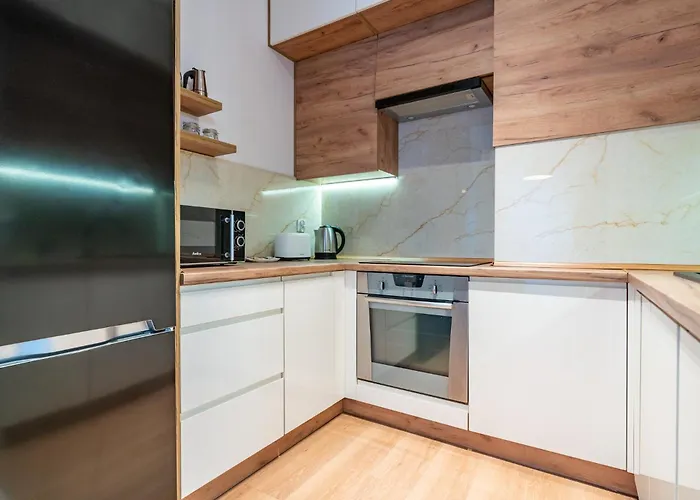 Szurmana Modern By Bookinghost