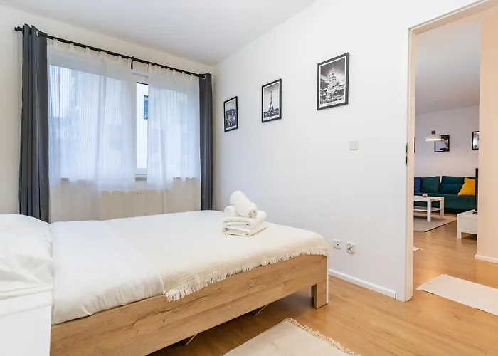 Szurmana Modern By Bookinghost *