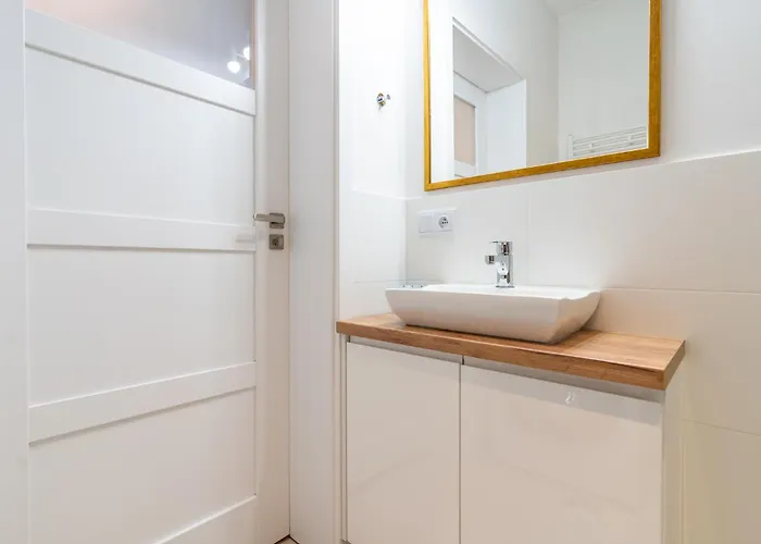 Szurmana Modern By Bookinghost *